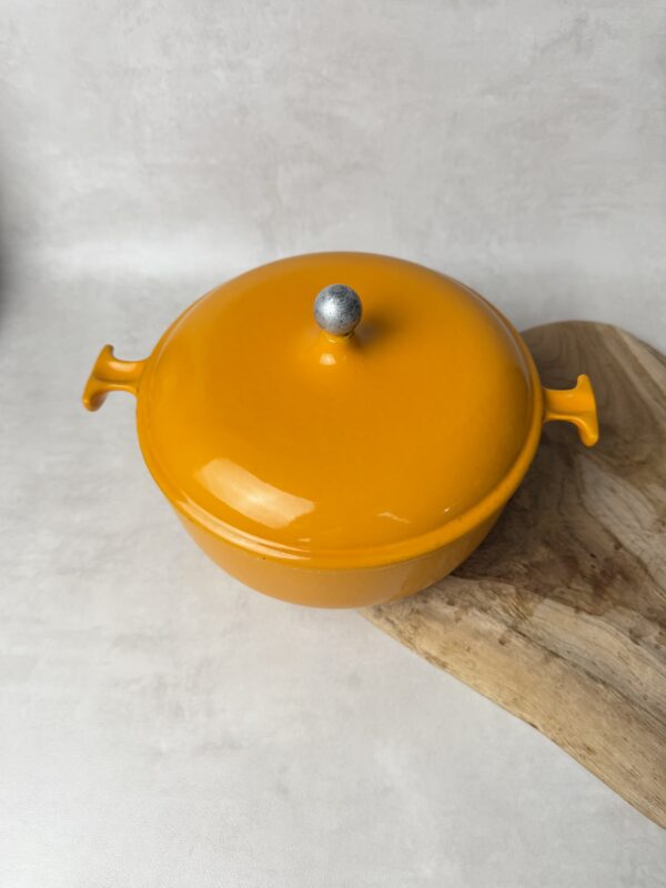 Cocotte fonte Le creuset émaillée jaune moutarde vintage couvercle