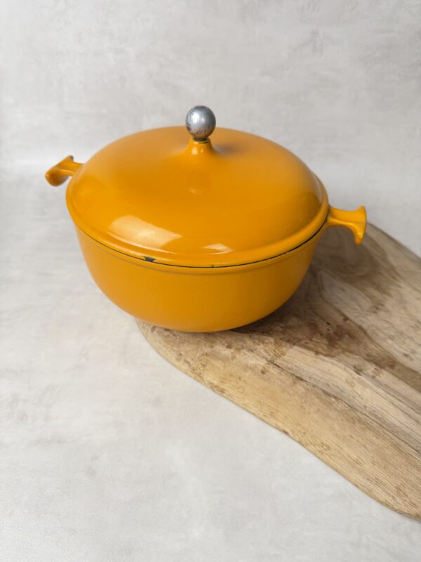 Cocotte fonte Le creuset émaillée jaune moutarde vintage couvercle