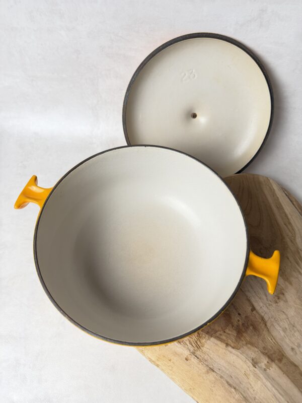 Cocotte fonte Le creuset émaillée jaune moutarde vintage couvercle