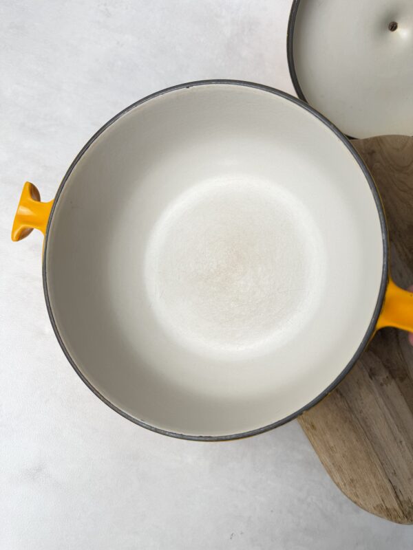 Cocotte fonte Le creuset émaillée jaune moutarde vintage couvercle