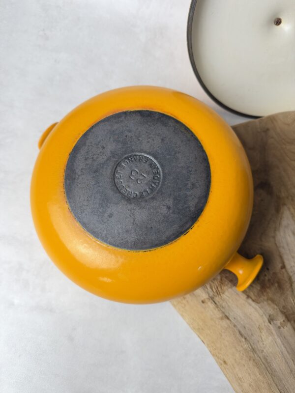 Cocotte fonte Le creuset émaillée jaune moutarde vintage couvercle