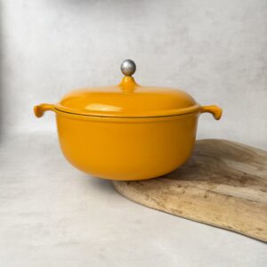 Cocotte fonte émaillée jaune moutarde vintage couvercle
