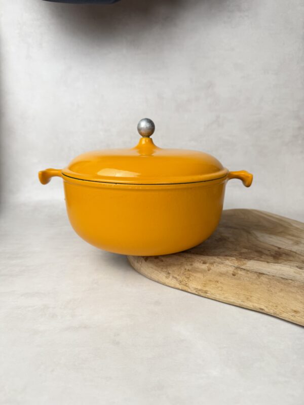 Cocotte fonte émaillée jaune moutarde vintage couvercle