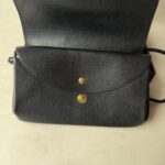 Le Tanneur sac bandoulière cuir noir sans couture