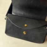Le Tanneur sac bandoulière cuir noir sans couture