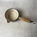 Casserole à bec verseur Cousances taupe — vue 3