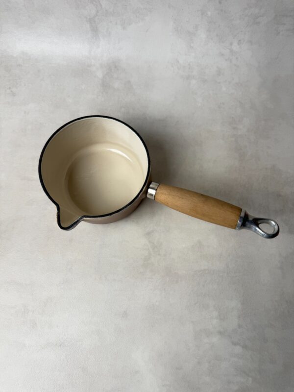 Casserole à bec verseur Cousances taupe — vue 3