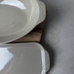Lot de 2 plats à four Staub gris taupe taille TU — vue 3
