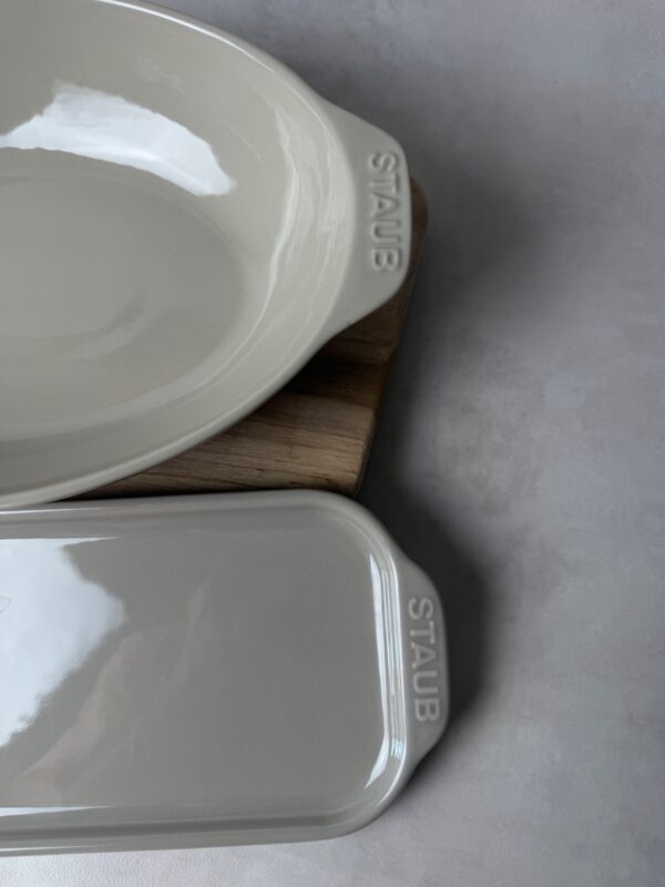 Lot de 2 plats à four Staub gris taupe taille TU — vue 3