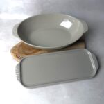 Lot de 2 plats à four Staub gris taupe taille TU — vue 2