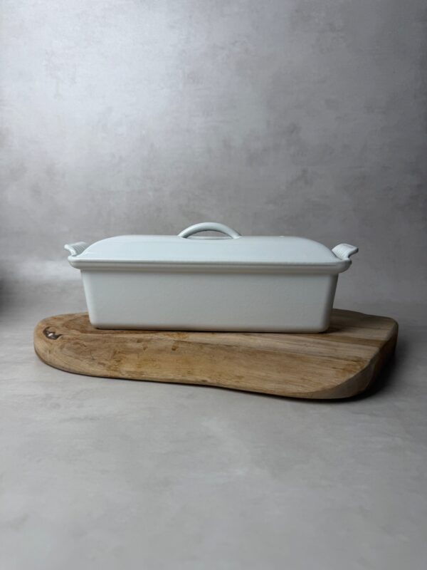 Terrine rectangulaire à couvercle Le Creuset blanc taille 28 — vue 2