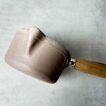 Casserole à bec verseur Cousances taupe — vue 6