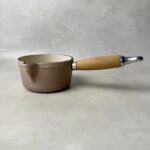 Casserole à bec verseur Cousances taupe — vue 2