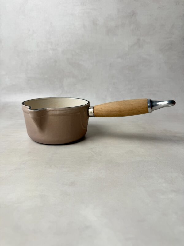 Casserole à bec verseur Cousances taupe — vue 2
