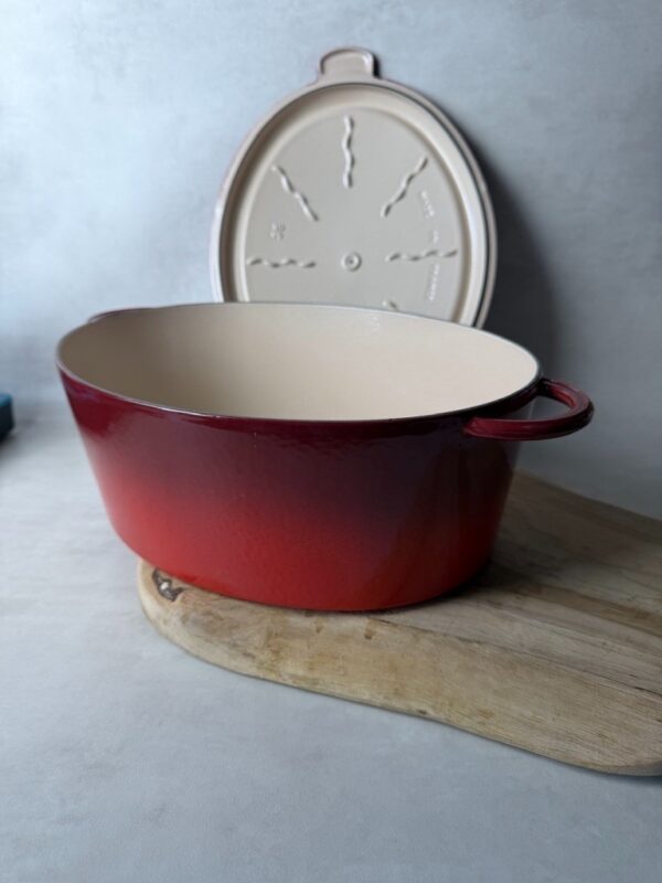 Cocotte ovale avec couvercle Paul Bocuse rouge bordeaux taille 35 cm — vue 6