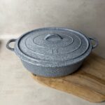 Cocotte ovale avec couvercle gris moucheté — vue 2