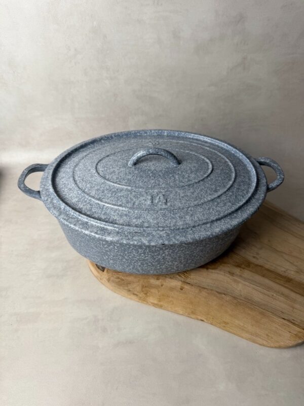 Cocotte ovale avec couvercle gris moucheté — vue 2