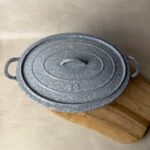Cocotte ovale avec couvercle gris moucheté — vue 3