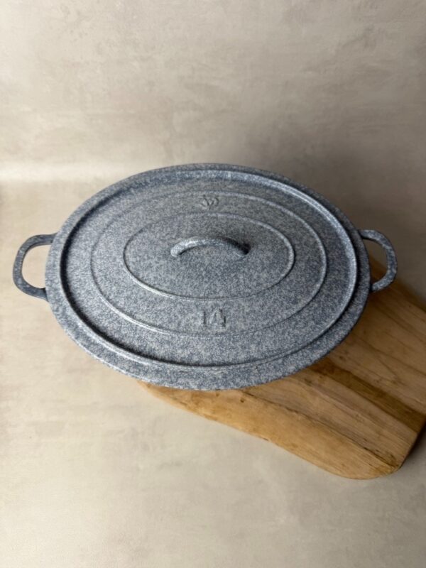 Cocotte ovale avec couvercle gris moucheté — vue 3