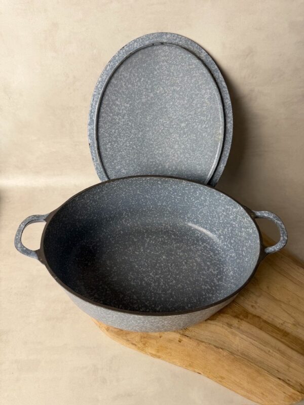 Cocotte ovale avec couvercle gris moucheté — vue 4