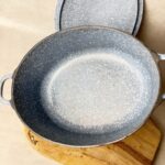 Cocotte ovale avec couvercle gris moucheté — vue 5