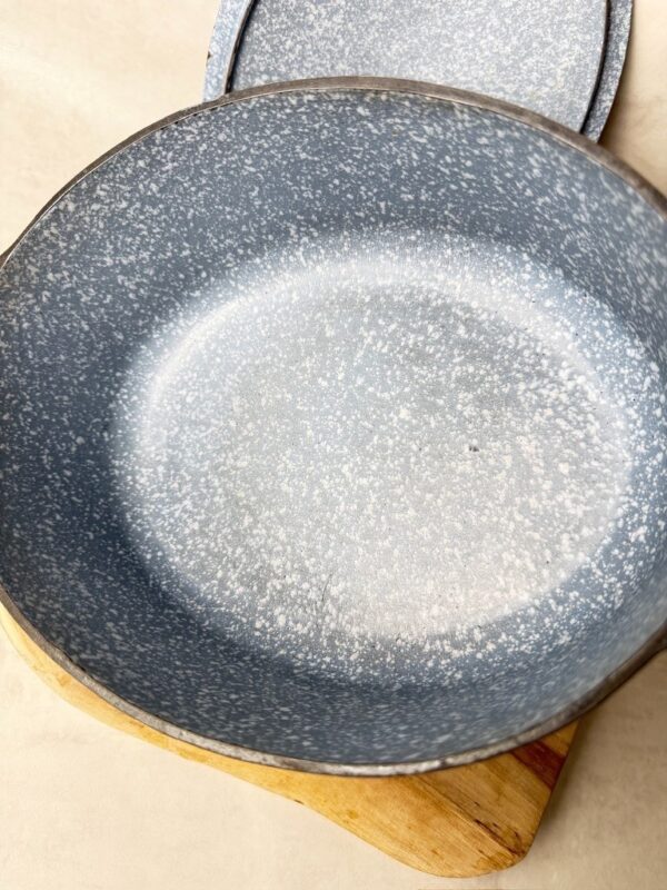 Cocotte ovale avec couvercle gris moucheté — vue 6