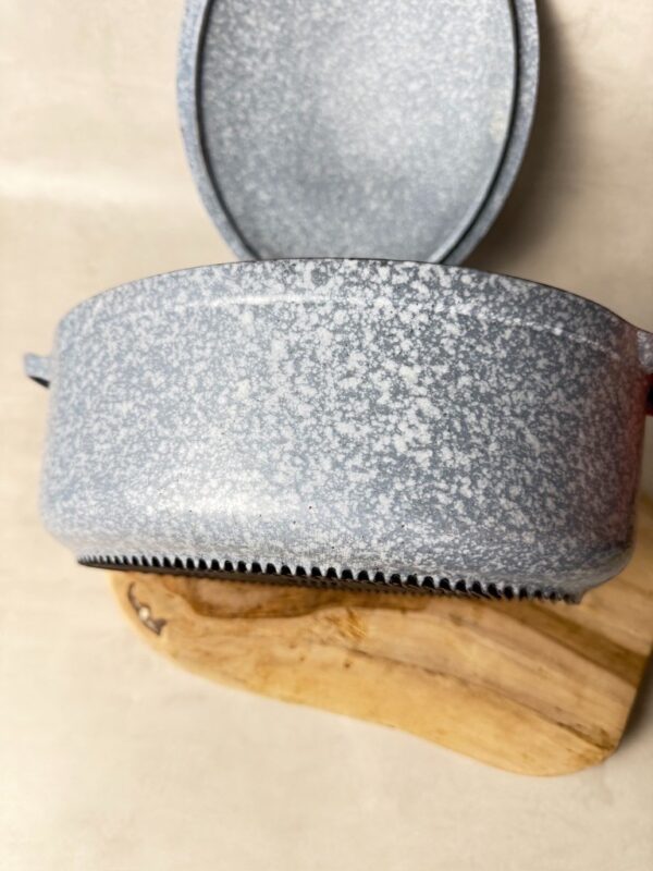 Cocotte ovale avec couvercle gris moucheté — vue 9
