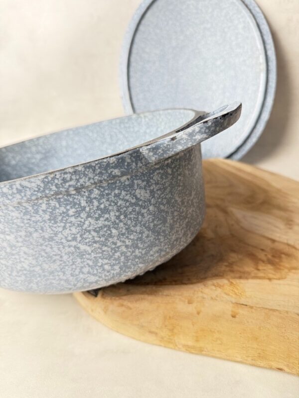 Cocotte ovale avec couvercle gris moucheté — vue 11