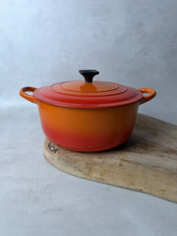 Cocotte ronde avec couvercle Le Creuset orange taille 26 cm — vue 2