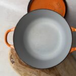 Cocotte ronde avec couvercle Le Creuset orange taille 26 cm — vue 3