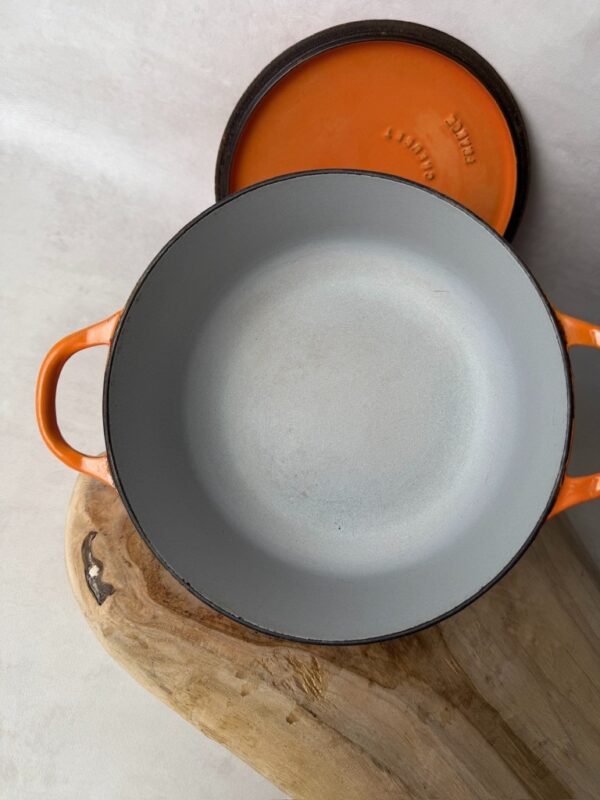 Cocotte ronde avec couvercle Le Creuset orange taille 26 cm — vue 3