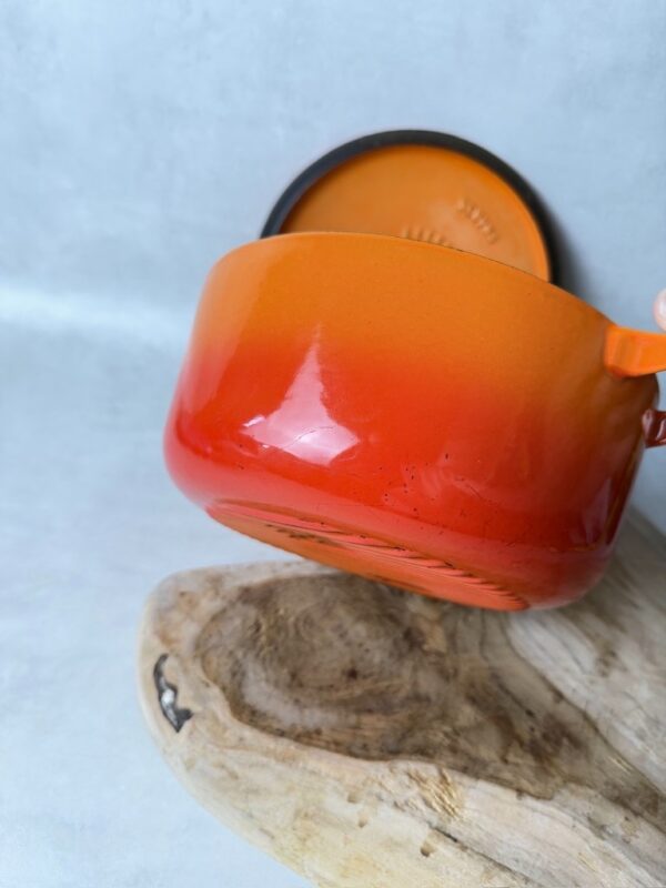 Cocotte ronde avec couvercle Le Creuset orange taille 26 cm — vue 6