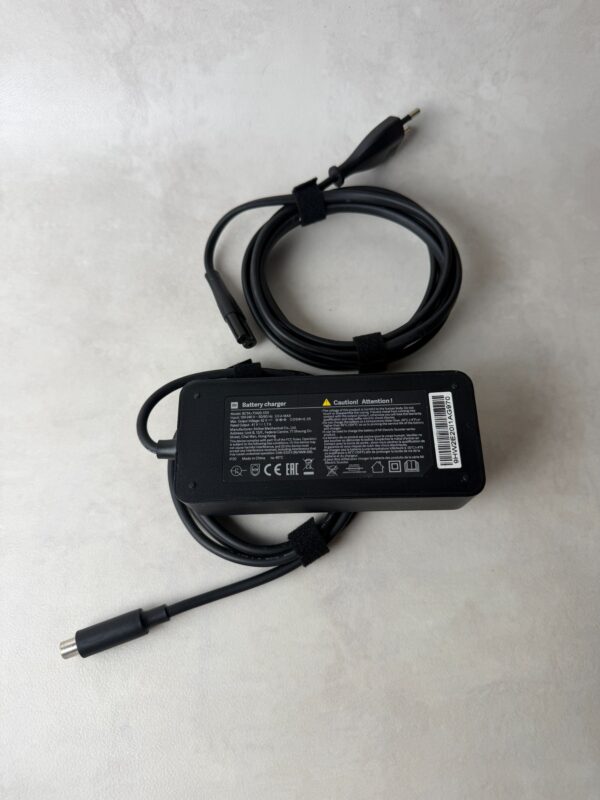 Chargeur de batterie pour trottinette électrique Xiaomi BCTA+71420-1701 noir — vue 2