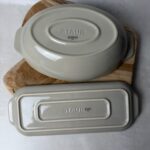 Lot de 2 plats à four Staub gris taupe taille TU — vue 10