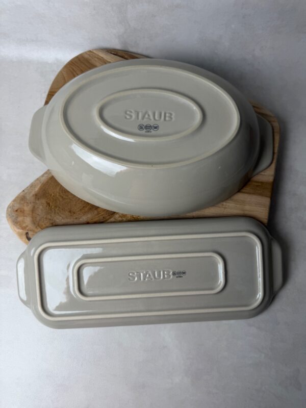 Lot de 2 plats à four Staub gris taupe taille TU — vue 10